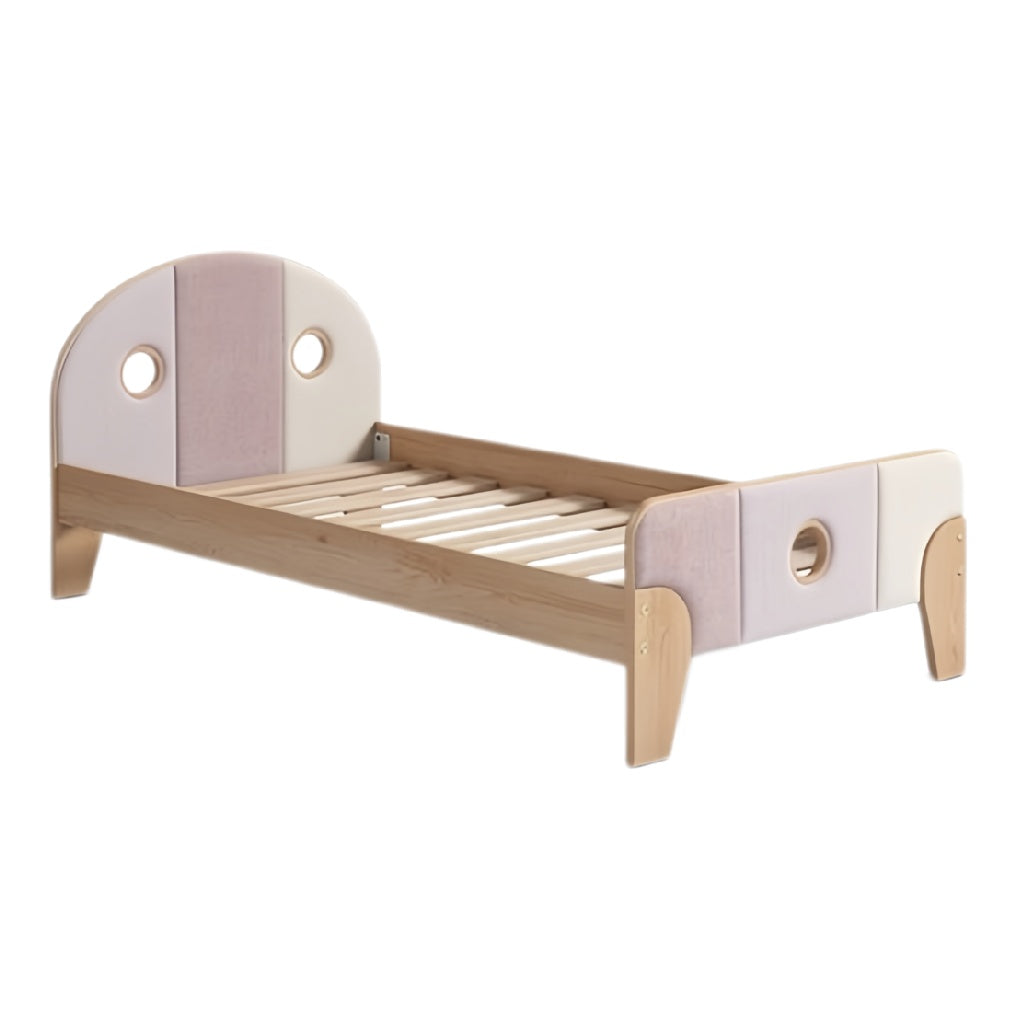 Moderne kinderbed met bamboe frame en kleurrijke panelen
